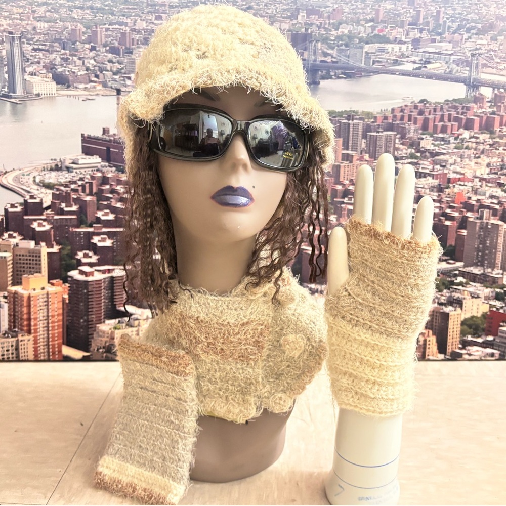2 Granny Square Hats, Neck Wrap & Fingerless Gloves. Soft Crochet Yarn - Picture 3 of 4